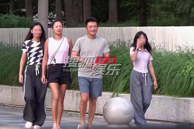 大跌眼镜!王思聪女友生图曝光:他陪29岁女友逛奥塞博物馆,懒懒很瘦染黄色头发,像精神小妹