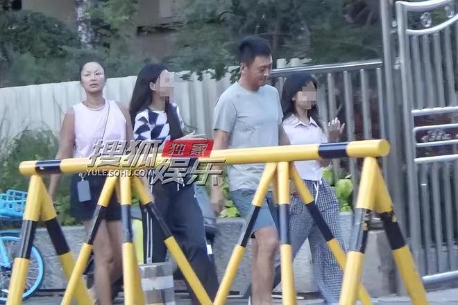大跌眼镜!王思聪女友生图曝光:他陪29岁女友逛奥塞博物馆,懒懒很瘦染黄色头发,像精神小妹