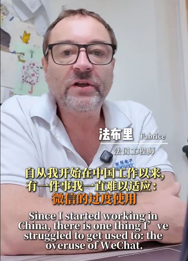 萨卡世界杯赛前和记者比飞镖